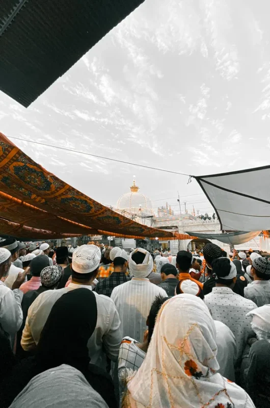 white-ajmer-dome-grey-sky-c1yvn28j5r539sjy